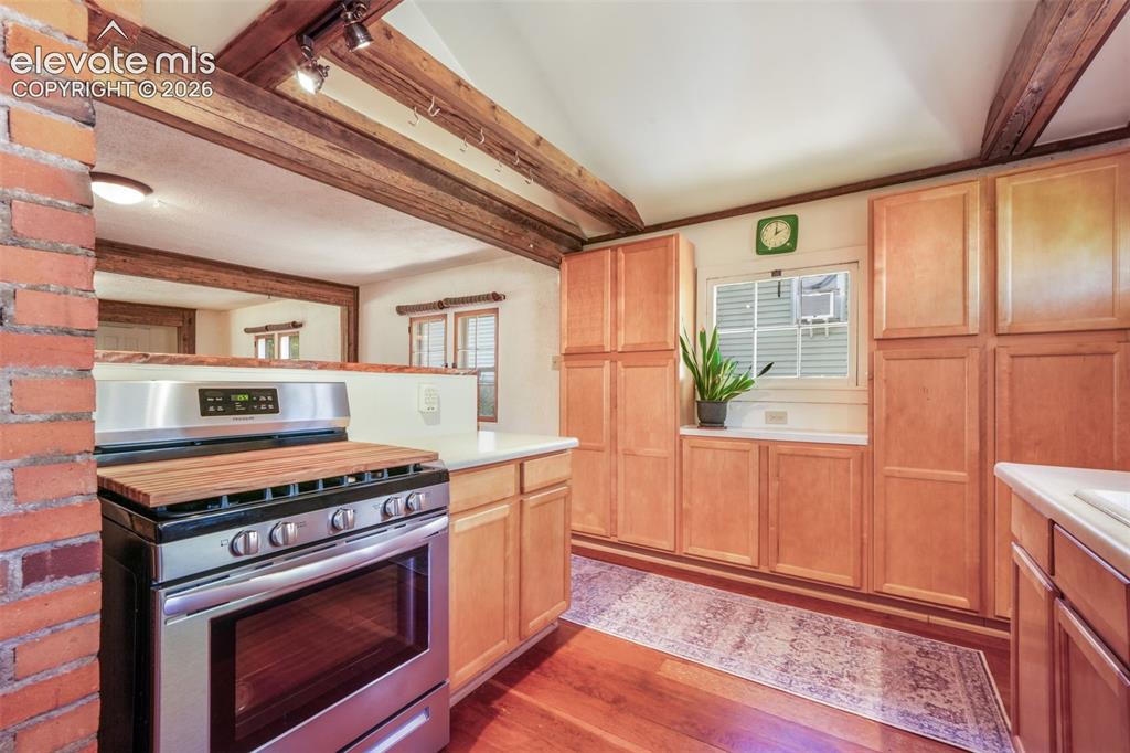Image 14 of 50: Kitchen