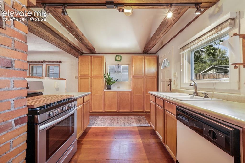Image 16 of 50: Kitchen