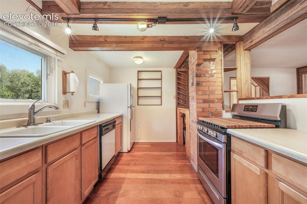 Image 17 of 50: Kitchen