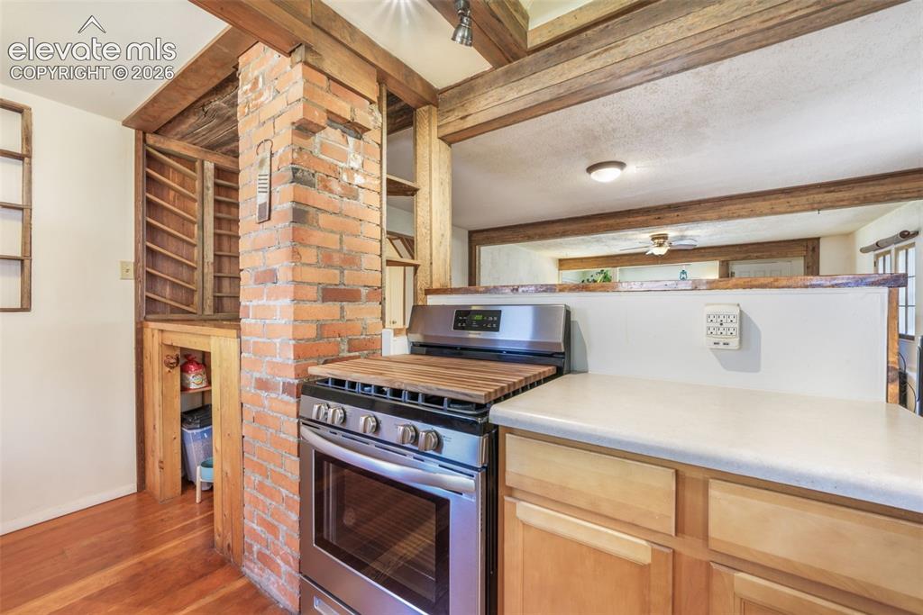 Image 18 of 50: Kitchen