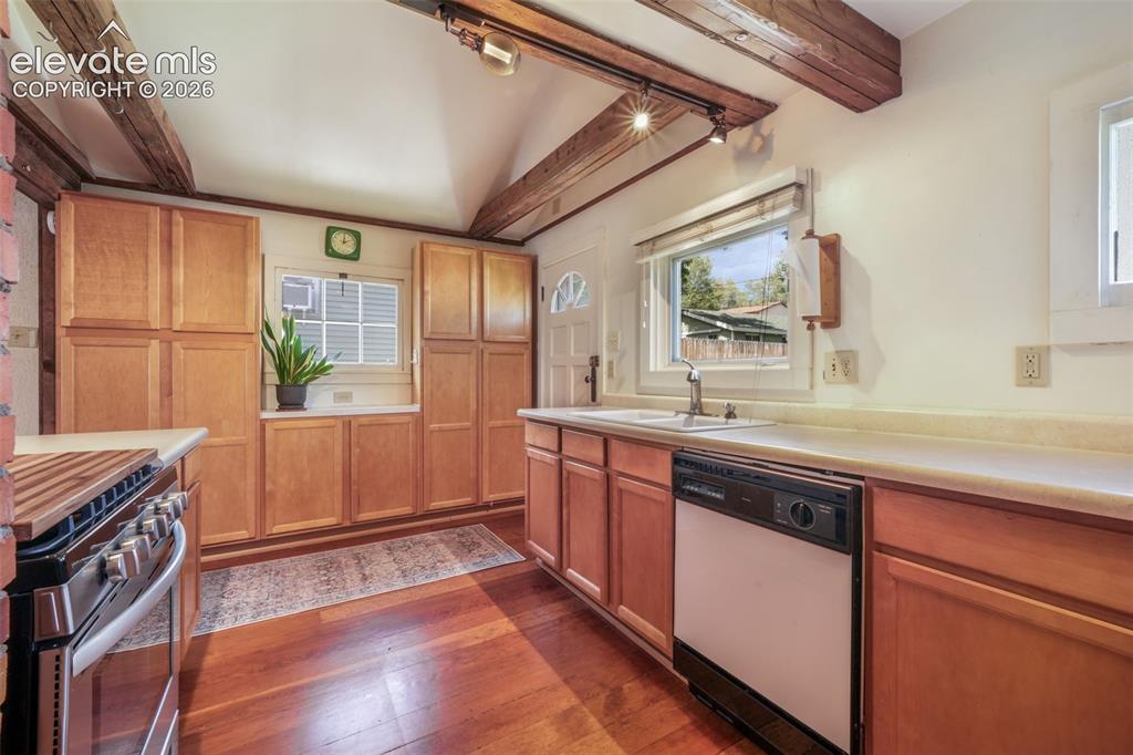 Image 19 of 50: Kitchen