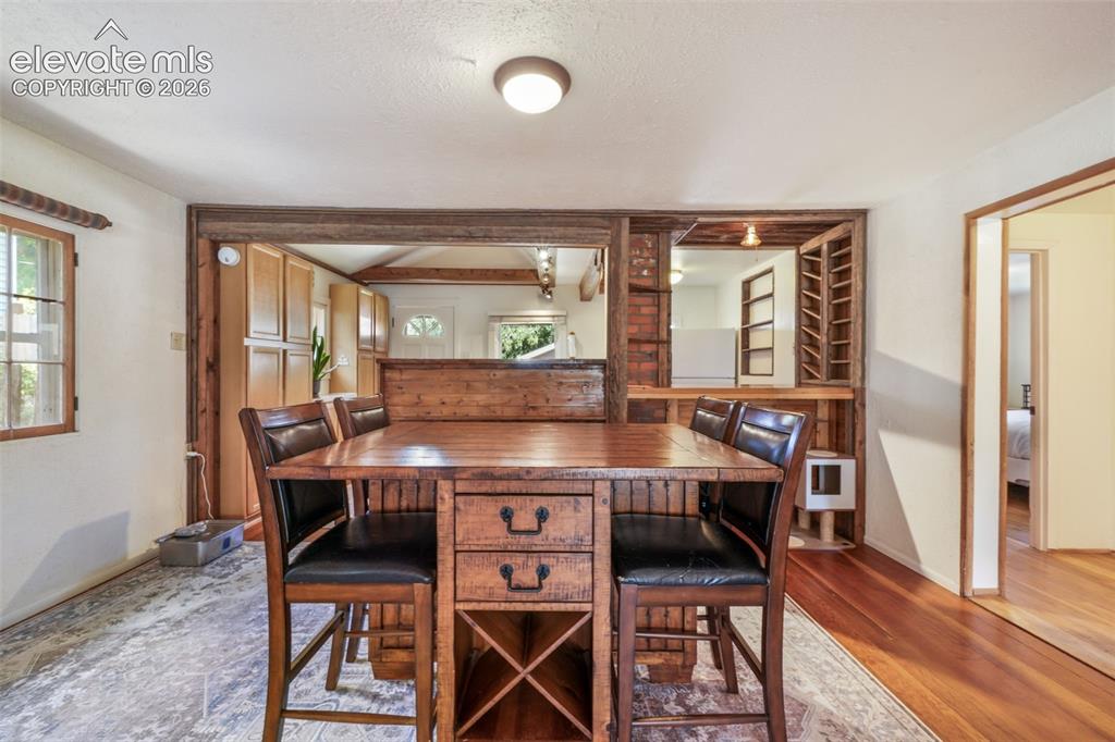 Image 8 of 50: Dining Area