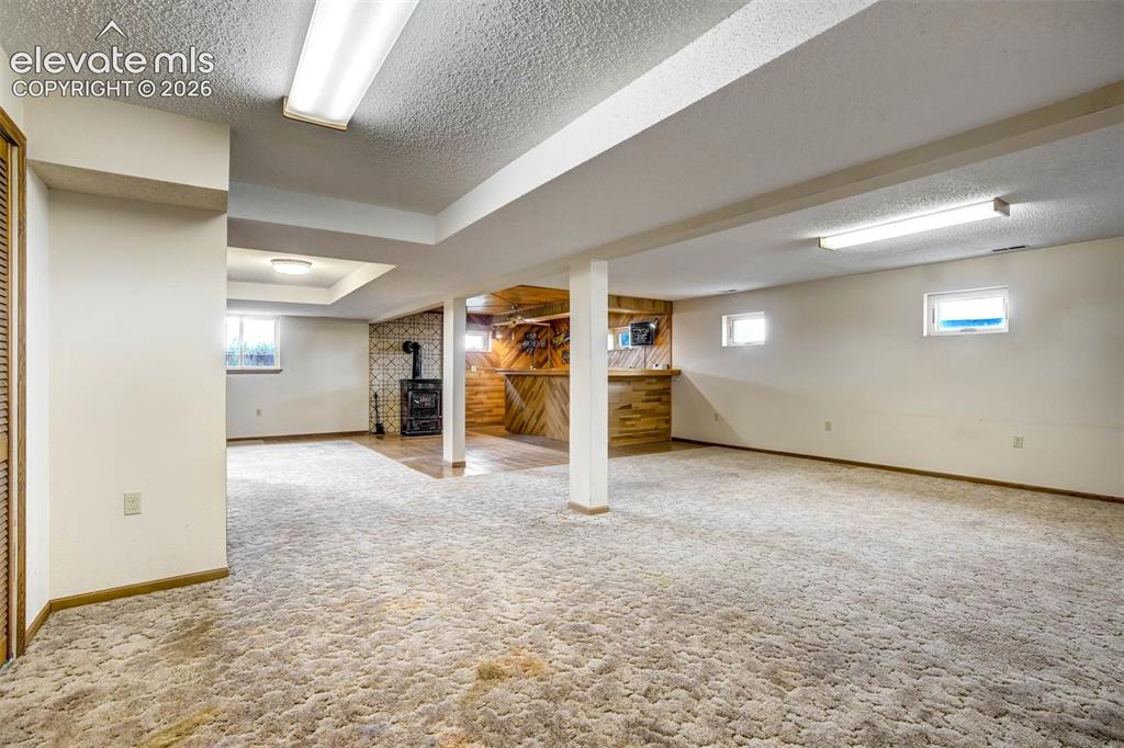 Image 28 of 48: Very large family room space w/ wet bar