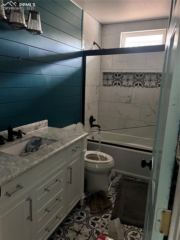 Image 10 of 33: Bathroom