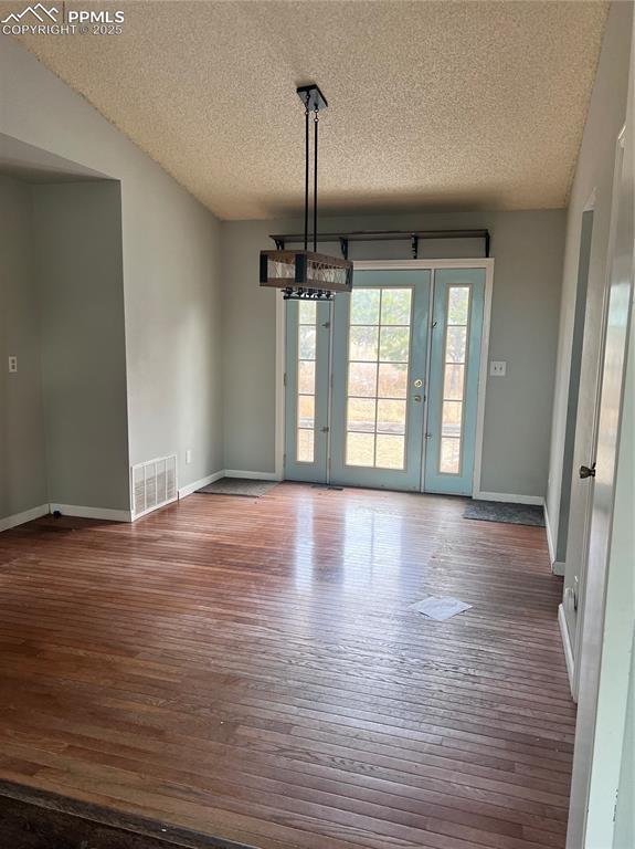 Image 4 of 33: Dining Area