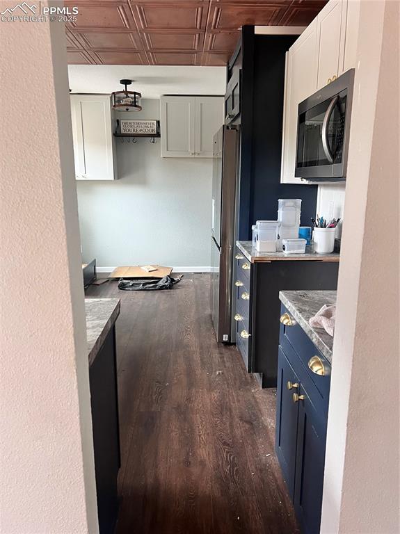 Image 9 of 33: Kitchen