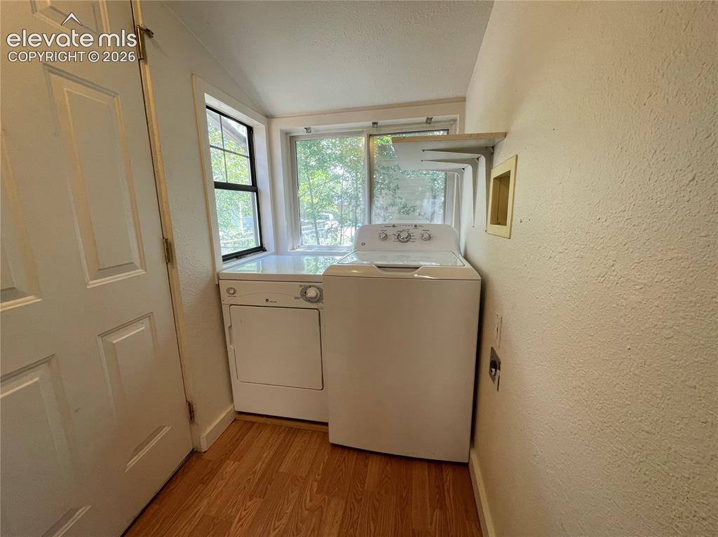 Image 10 of 11: Kitchen