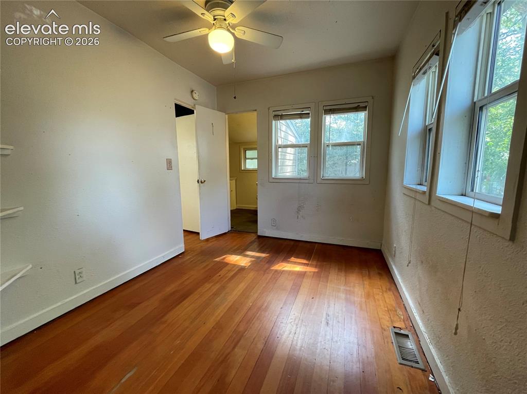 Image 8 of 11: Living Room