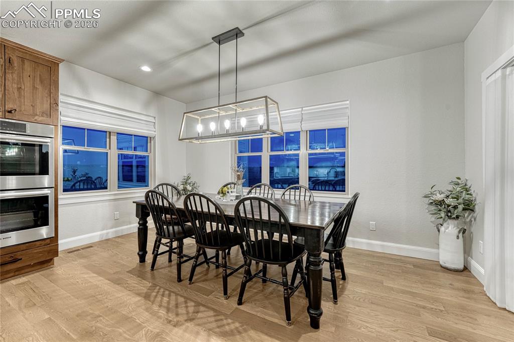 Image 11 of 50: Dining Area