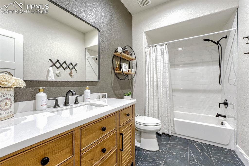 Image 19 of 50: Bathroom
