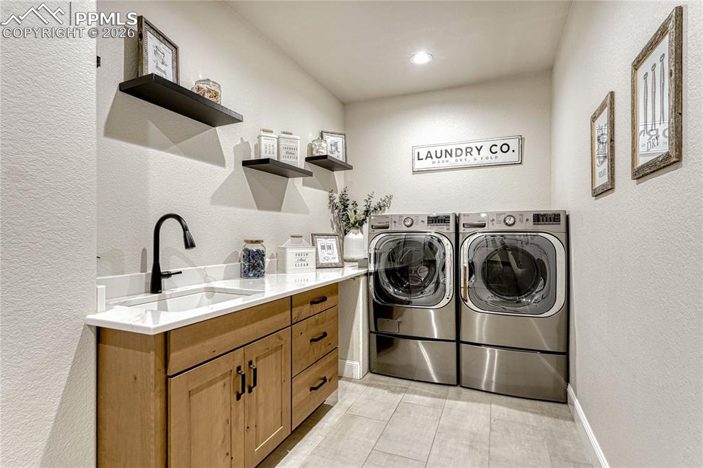 Image 20 of 50: Laundry