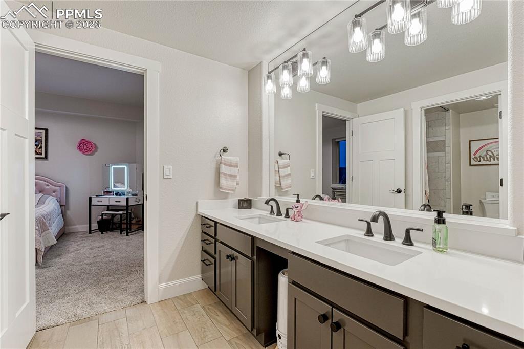 Image 30 of 50: Bathroom