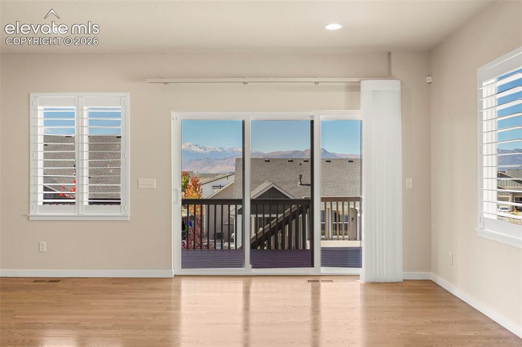Image 14 of 50: Dining Area