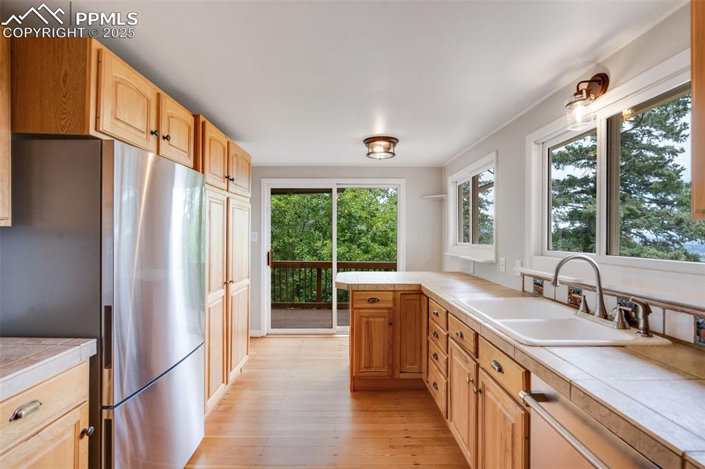 Image 17 of 46: Kitchen