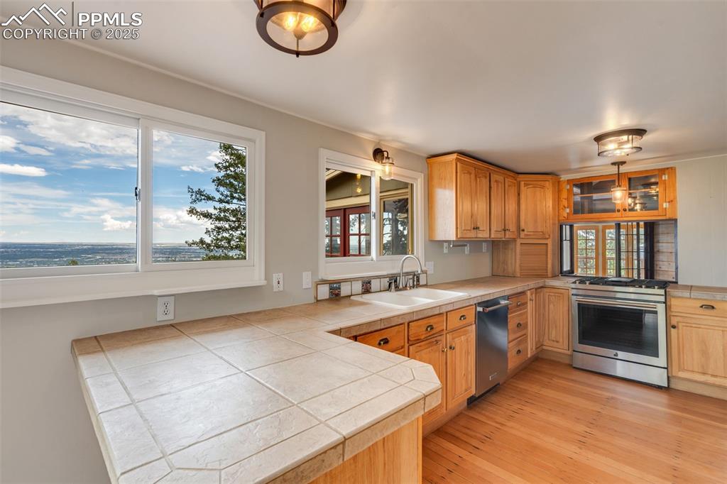 Image 19 of 46: Kitchen