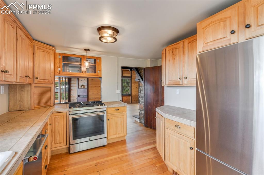Image 21 of 46: Kitchen