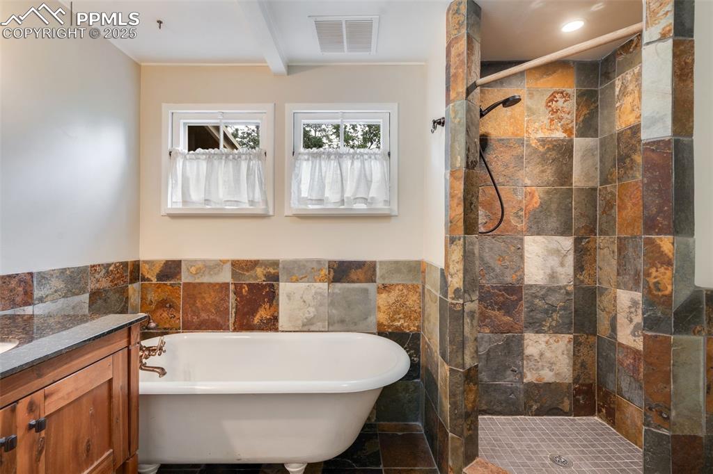 Image 26 of 46: Bathroom