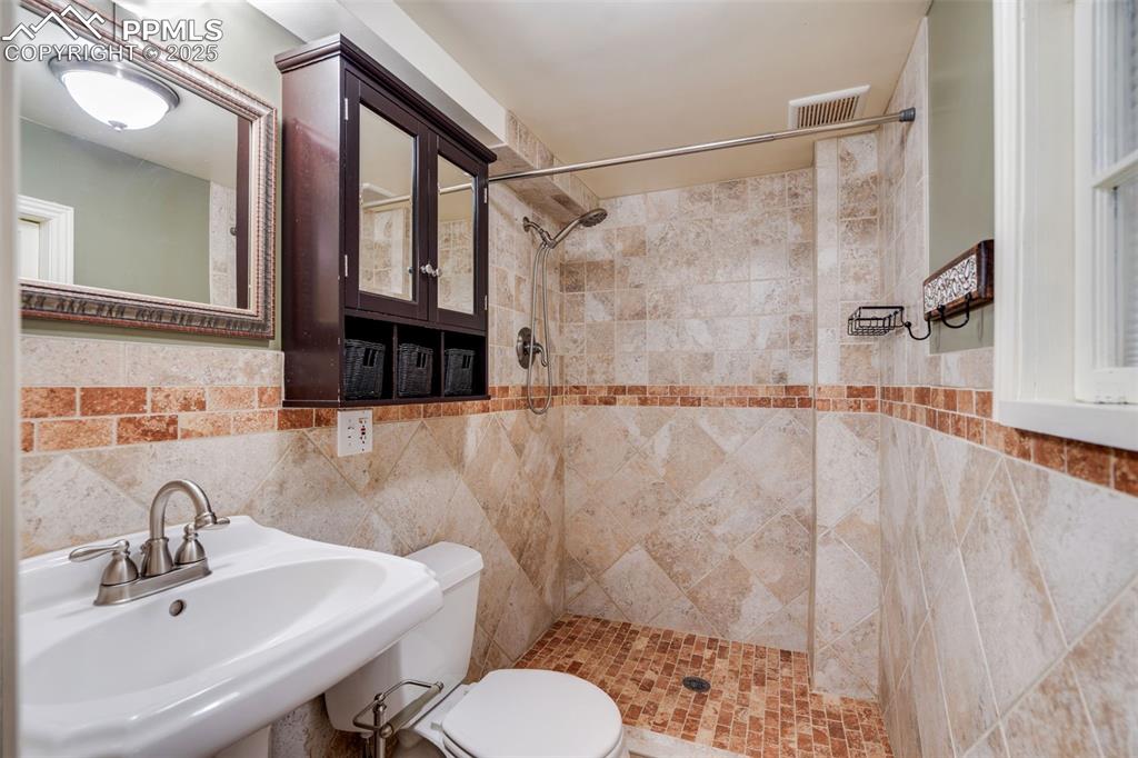 Image 35 of 46: Bathroom