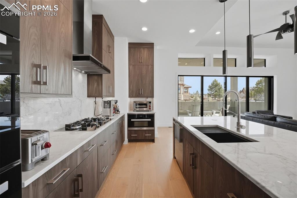 Image 14 of 50: Kitchen