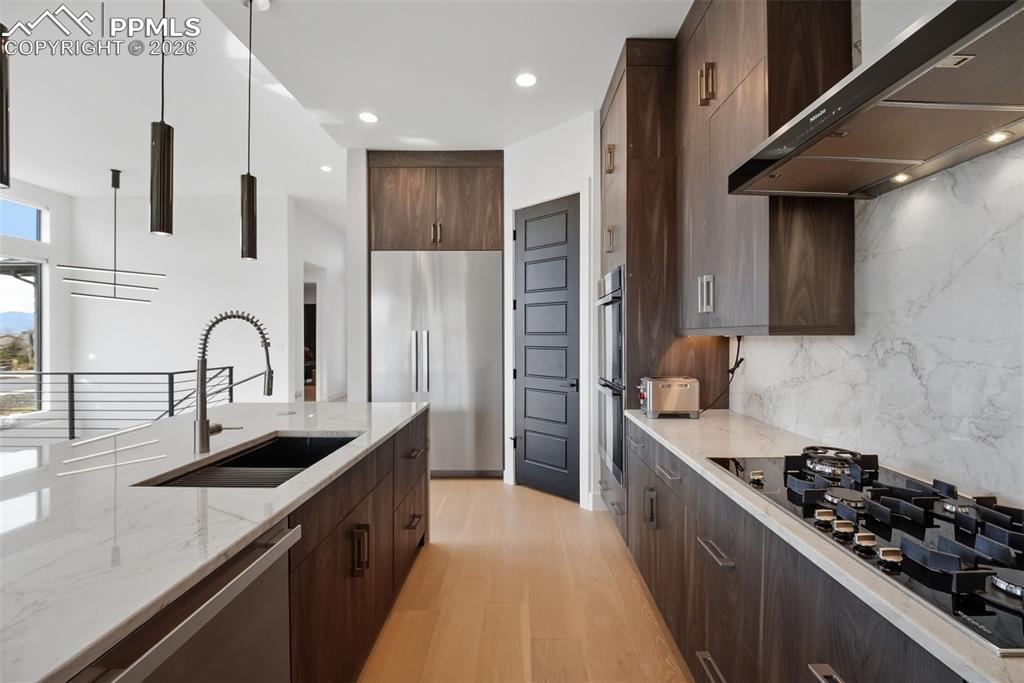 Image 15 of 50: Kitchen