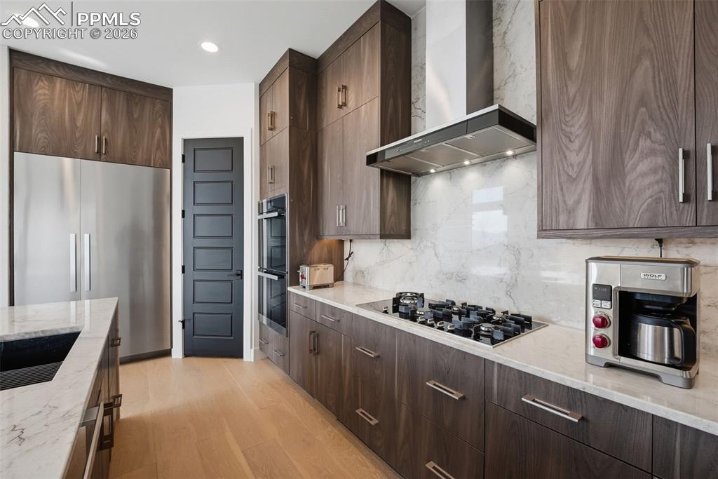 Image 16 of 50: Kitchen