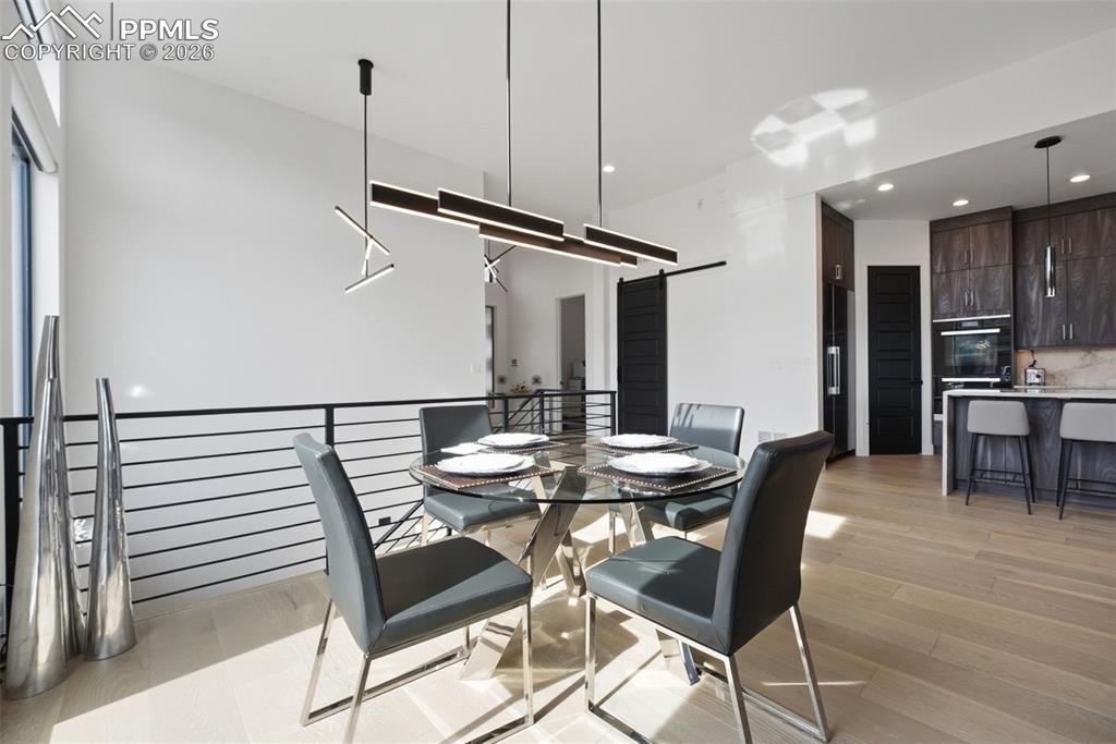 Image 18 of 50: Dining Area