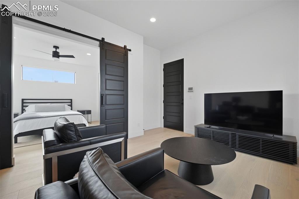 Image 21 of 50: Living Room