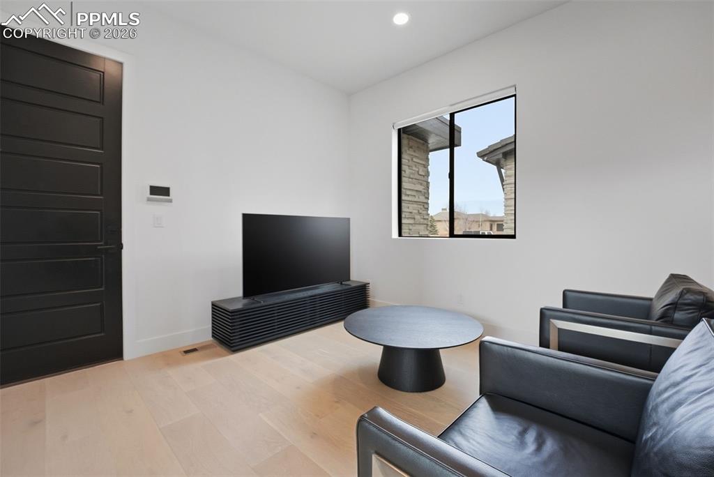 Image 25 of 50: Living Room