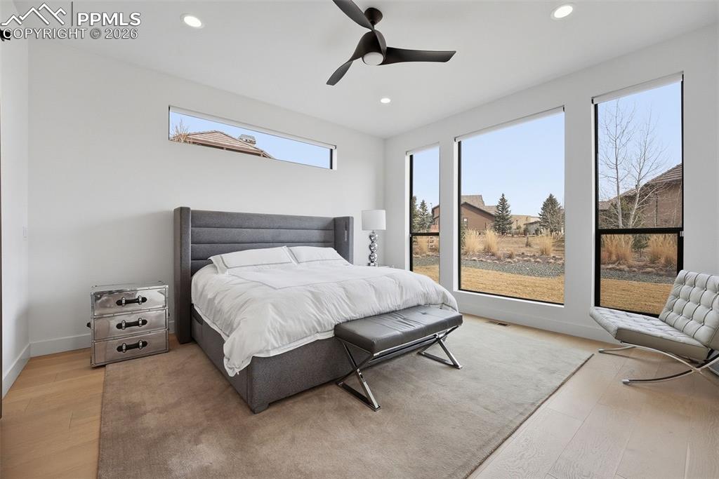 Image 28 of 50: Bedroom