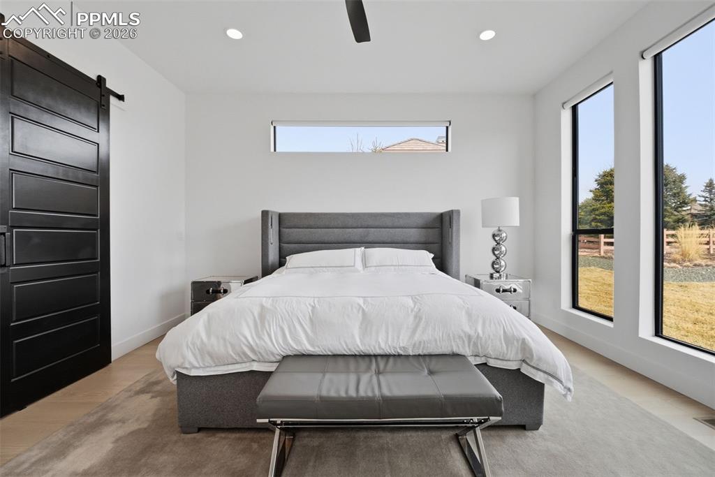 Image 29 of 50: Bedroom