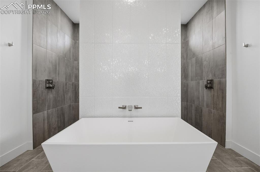 Image 30 of 50: Bathroom