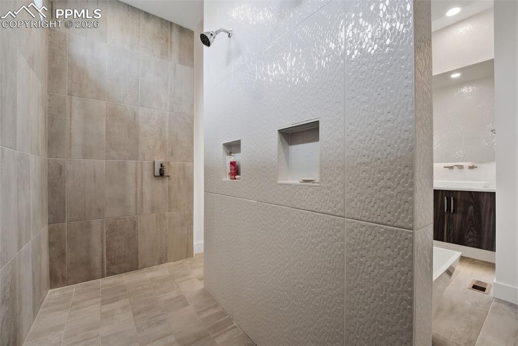 Image 31 of 50: Bathroom