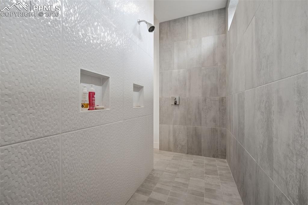 Image 32 of 50: Bathroom