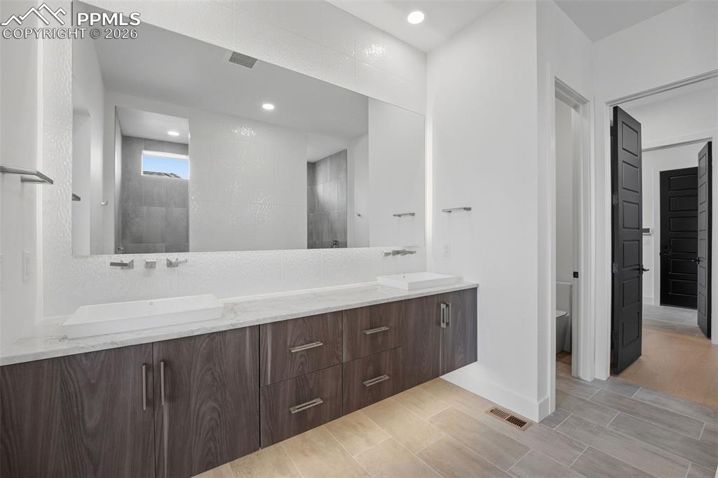 Image 33 of 50: Bathroom