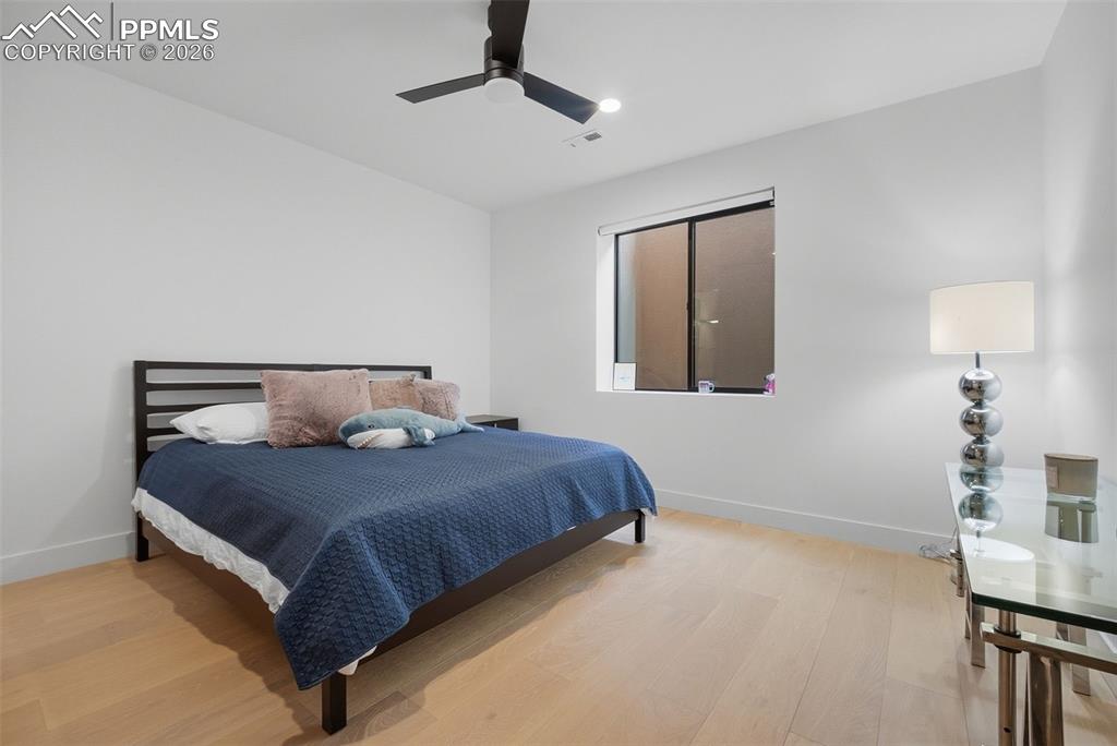 Image 38 of 50: Bedroom