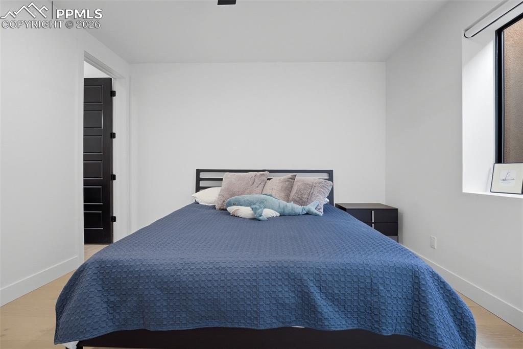 Image 39 of 50: Bedroom