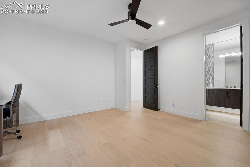 Image 40 of 50: Bedroom