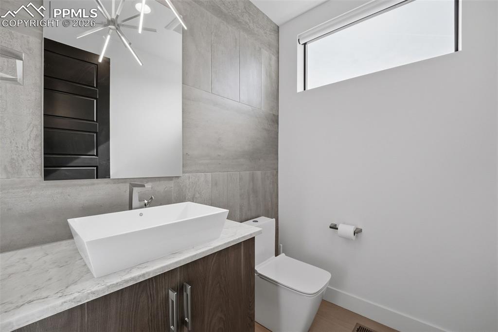 Image 42 of 50: Bathroom