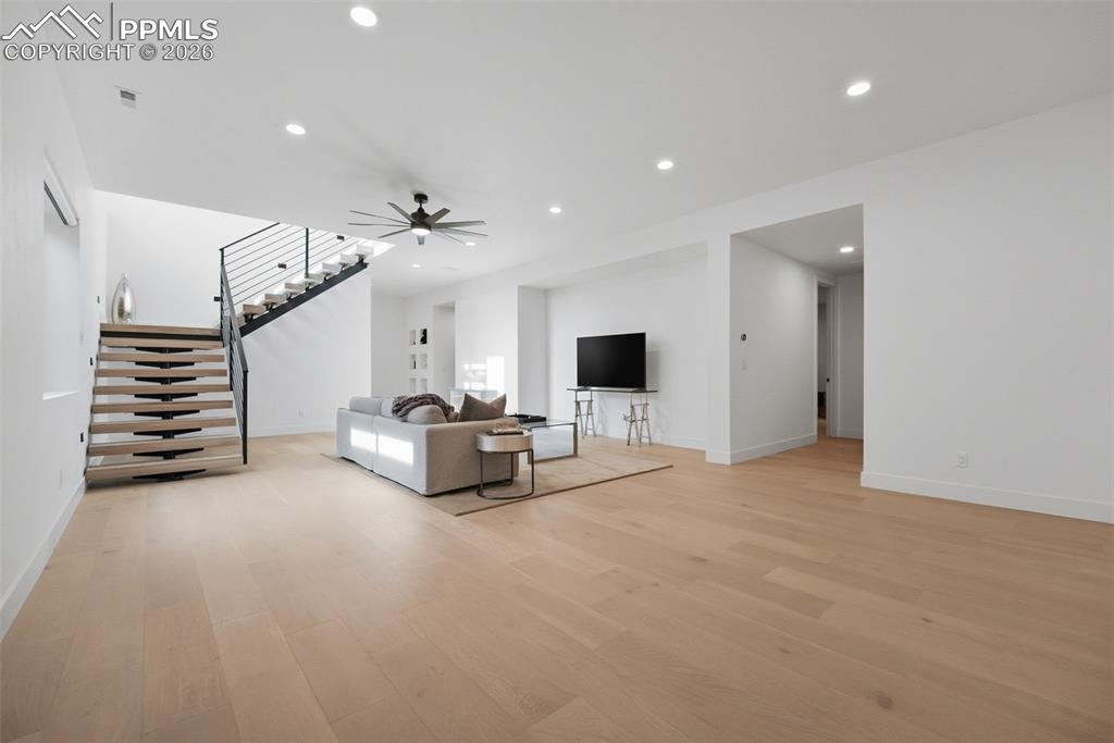 Image 46 of 50: Living Room