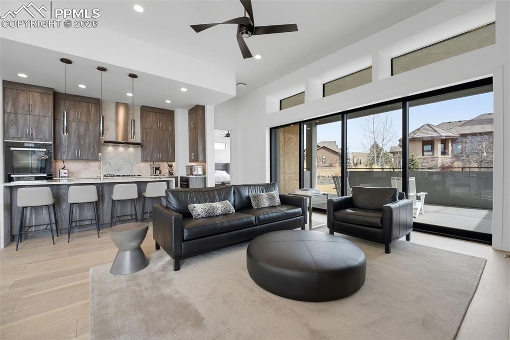 Image 7 of 50: Living Room