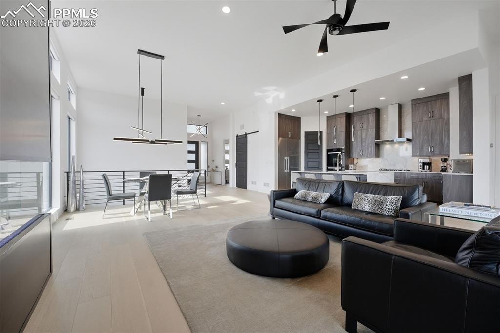 Image 8 of 50: Living Room