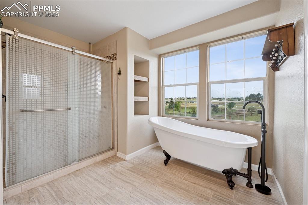 Image 19 of 38: Bathroom