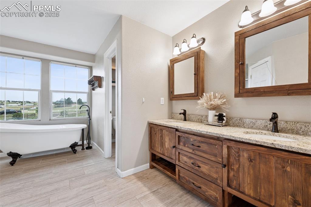 Image 20 of 38: Bathroom