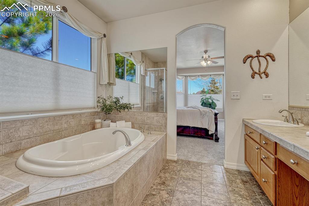 Image 19 of 49: Bathroom