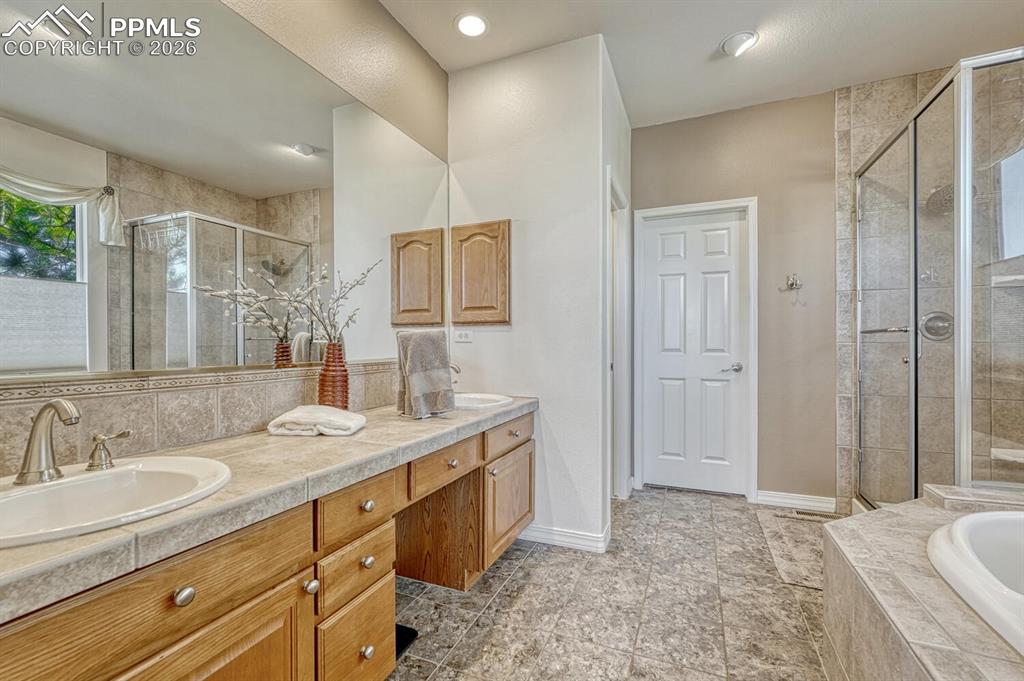 Image 21 of 49: Large 5 pc Primary Bath