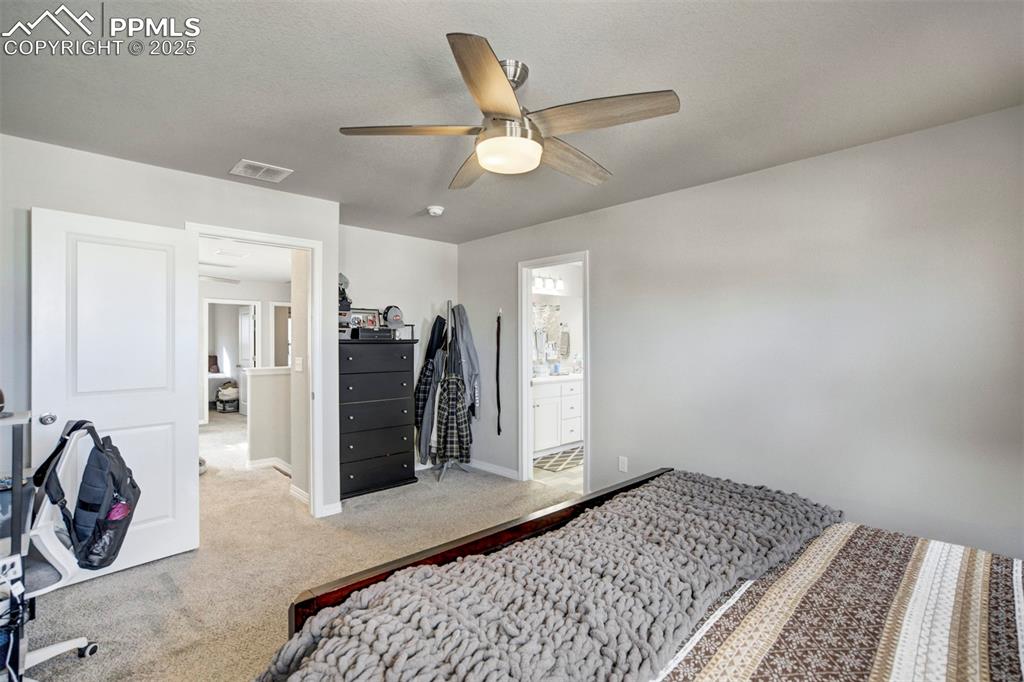 Image 17 of 31: Bedroom