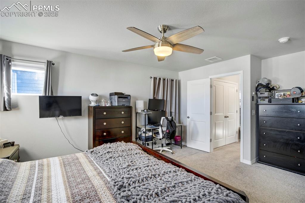 Image 18 of 31: Bedroom