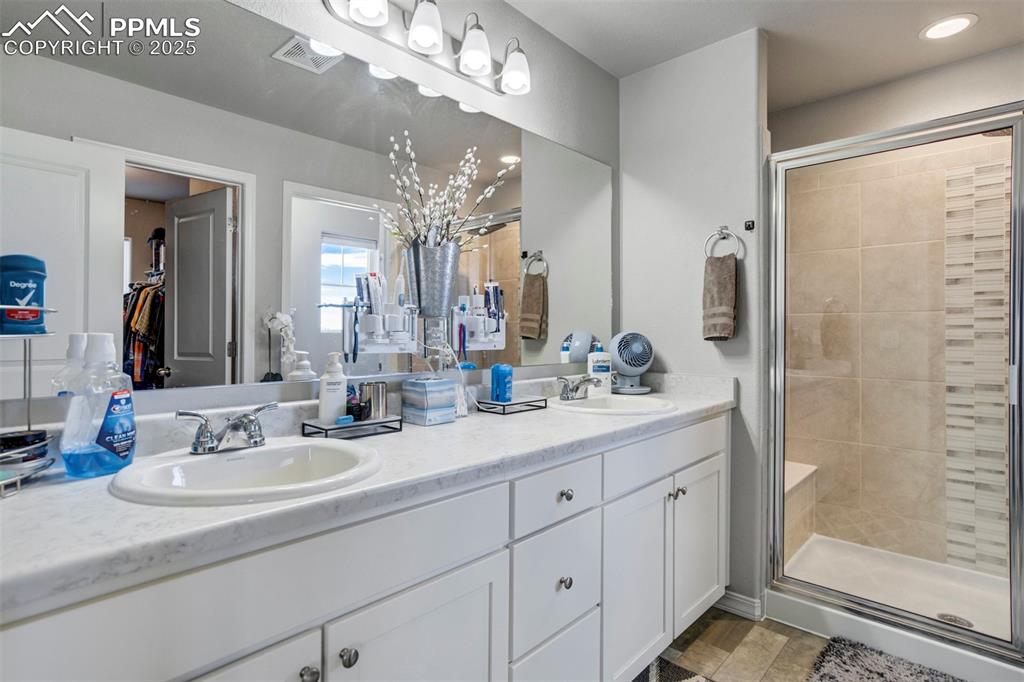 Image 19 of 31: Bathroom