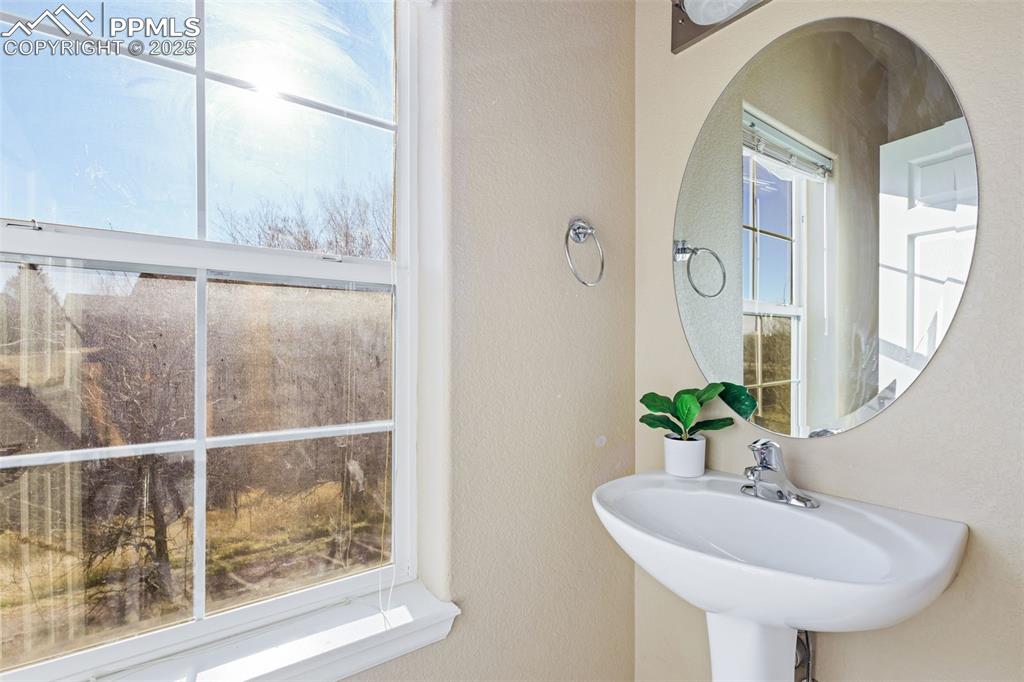 Image 18 of 37: Primary bedroom