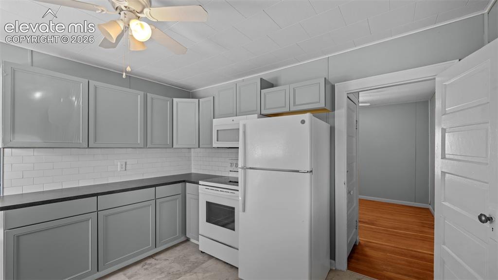 Image 13 of 31: Kitchen